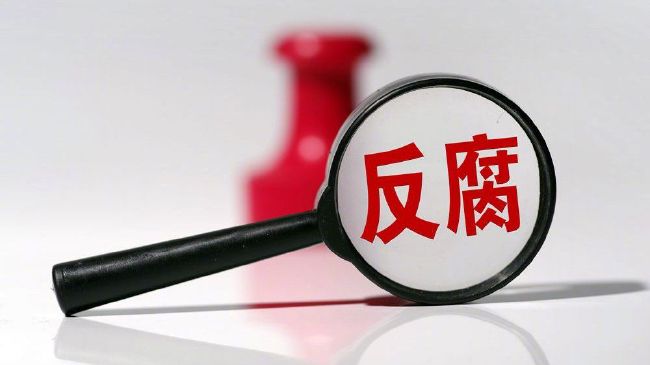 埃尔马斯在2019年加盟那不勒斯，共为球队出场189次，打进19球助攻11次，随队获得上赛季的意甲冠军和2020年的意大利杯冠军。